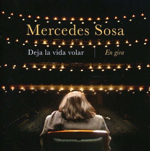 the album cover for Mercedes Sosa - Deja La Vida Volar-En Gira [Import]